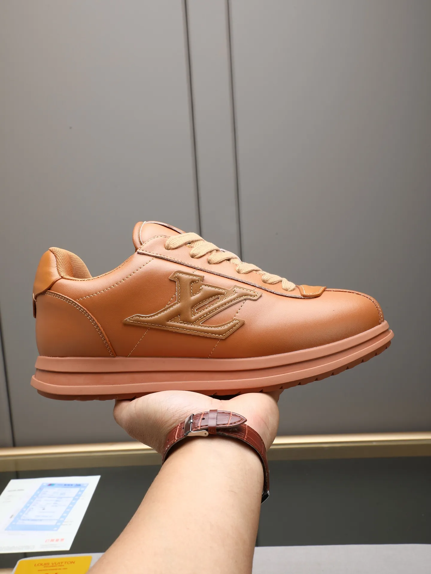 PP560 LV Louis Vuitton L Jialu Brand Runner Tatic Series Thick-soled Casual Sports Shoes Running Shoes Original purchase, development and production This LV Runner Tatic sports shoe combines technical materials such as mesh fabric and ribbons to interpret the inspiration of traditional mountaineering shoes. LV letters are written on one side, the lariat buckle of the quick lacing system is embellished with Monogram flowers and Louis Vuitton logos, and the light and wear-resistant rubber outsole completes the whole. ▪️Fabric: Original imported cowhide + mesh ▪️Inner lining: Original customized breathable mesh ▪️Sole: Original open-molded anti-slip rubber combination material ▪️Size: Men's 38-44 (customized for 45 and 46)
